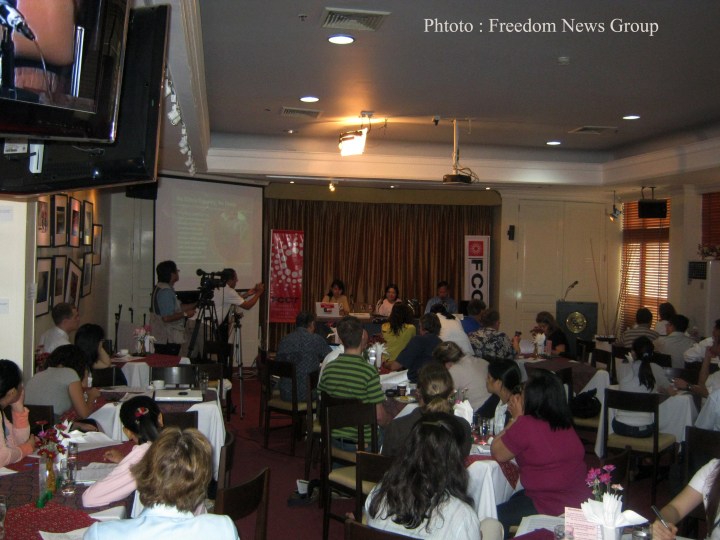 ဘန္ေကာက္ ႏိုင္ငံျခား သတင္းေထာက္မ်ား အသင္းတြင္ သတင္းစာရွင္းလင္းပြဲ လုပ္ေနစဥ္