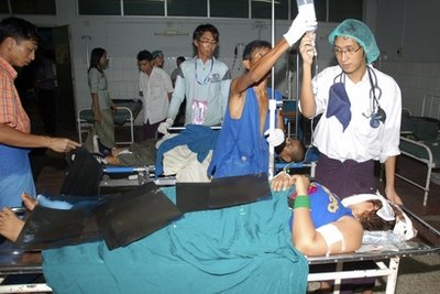 ရန္ကုန္ေဆးရံုႀကီးတာ၀န္က်ဆရာ၀န္တို ့ကဒဏ္ရာရရွိလာသည့္ လူနာမ်ားကို ကူညီေပးေနစဥ္  (AP Photo/Myanmar News Agency)