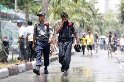 ယမန္ေန ့က ဗံုးေပါက္ကြဲခဲ့ေသာ္လည္း အသႀကၤန္ အတက္ေန ့ကျပန္လည္ေရကစားေနသည့္ X20 မ႑ပ္ ဓာတ္ပံု-ရိုက္တာ 