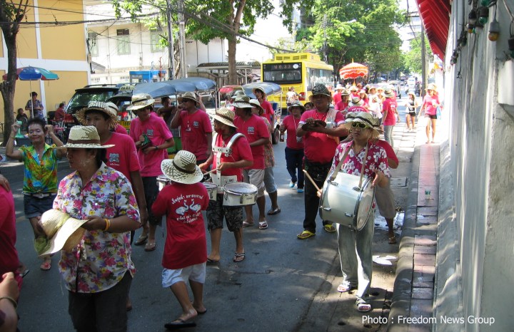 ထိုင္းရိုးရာ ႏွစ္သစ္ကူး ဆြန္ခရန္ ပြဲေတာ္ကာ လတြင္ အနီ၀တ္ ဆႏၵျပသူ တို ့လည္း ပါ၀င္ ဆင္ႏႊဲေန သည္ ကို ဧၿပီလ ၁၄ ရက္ေန ့က ဤသို ့ေတြ ့ရစဥ္ 