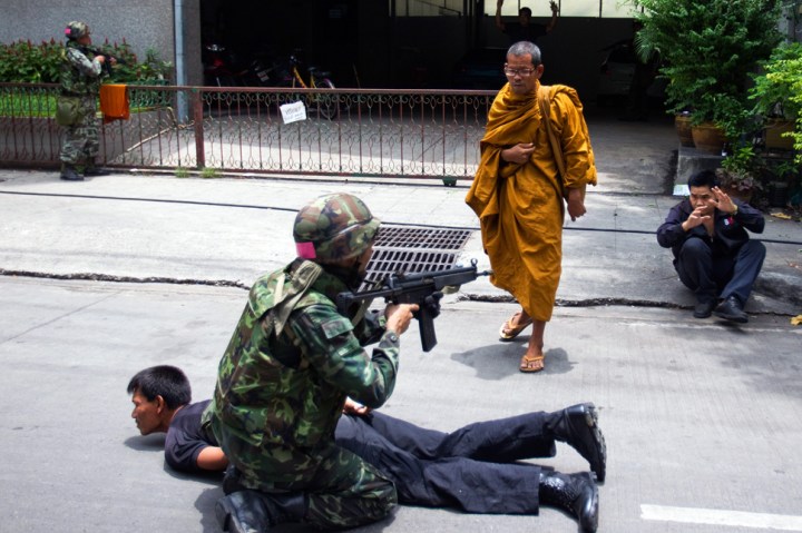 ထိုင္းစစ္တပ္က လံုမဏီ ပန္းၿခံအား ၿဖိဳခြင္းမႈတြင္ ငါးဦးေသဆံုး၍ တစ္ရာေက်ာ္ဒဏ္ရာရ က ဆႏၵျပသူ ႏွစ္ရာ ေက်ာ္အားဖမ္းဆီးထားသည္ (Photo by Athit Perawongmetha/Getty Images)