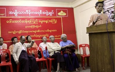 ဦးတင္ဦး က ပါတီ၀င္မ်ား အား ပိုမိုစည္းလံုးၾကရန္ ႏွင့္ ပါတီသည္ ျမန္မာ့ ႏိုင္ငံေရး သမိုင္း တြင္ ဘယ္ေတာ့ မွာ ေပ်ာက္ပ်က္သြားမည္ မဟုတ္ေၾကာင္း မွာၾကားေနစဥ္ (AP Photo/)