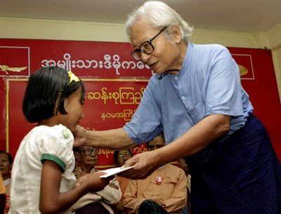 အမ်ိဳးသားဒီမိုကေရစီအဖြဲ ့ခ်ဳပ္ ဦး၀င္းတင္ က ႏိုင္ငံေရး အက်ဥ္းသား မ်ား ၏ သားသမီးမ်ား အား ပညာ သင္ေထာက္ပံ့ေၾကးေပးအပ္စဥၤ (AP Photo)
