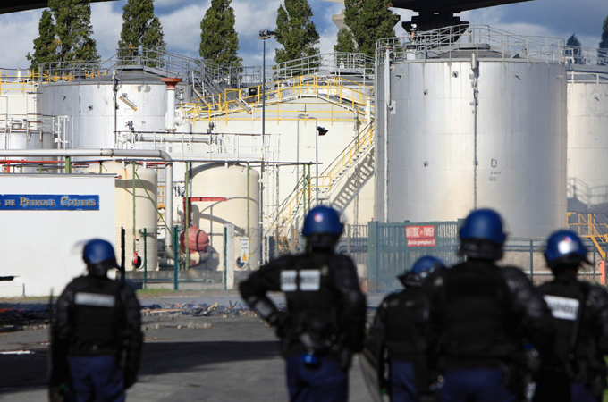 ဆႏၵျပ သူမ်ား က ႏိုင္ငံတ၀ွမ္းရွိ ေရနံေလွာင္ကန္ ၁၂ ခု ထက္မနည္း ကို ပိတ္ဆို ့ထားသည္