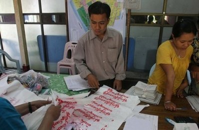 မဲရံု အခ်ိဳ ့တြင္ မသမာ မႈ မ်ား ရွိေနသည္ ဆိုသည့္ ရန္ကုန္ မဲေပးပြဲ ျမင္ကြင္း တစ္ခု 