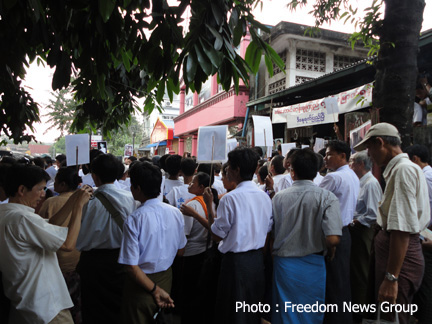 အဖြဲ ့ခ်ဳပ္ ရံုးေရွ ့ဥ္ လာေရာက္ ေစာင့္ႀကိဳေနသူမ်ား 