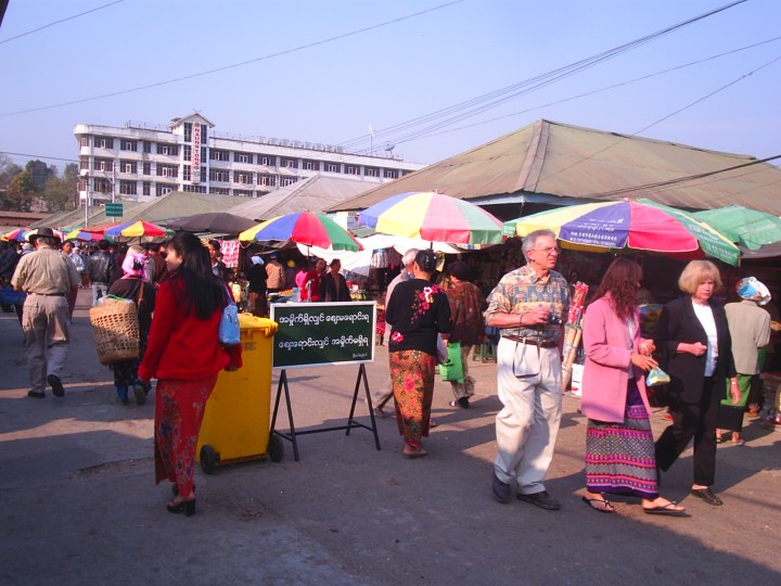 ကမာၻလွည့္ခရီးသြားမ်ား ႏွင့္ ခရီးသြား ဧည့္လမ္းညႊန္ တစ္ဦး ကို က်ိဳင္းတံုၿမိဳ ့မေစ်းႀကီးဥ္ ေတြ ့ရစဥ္