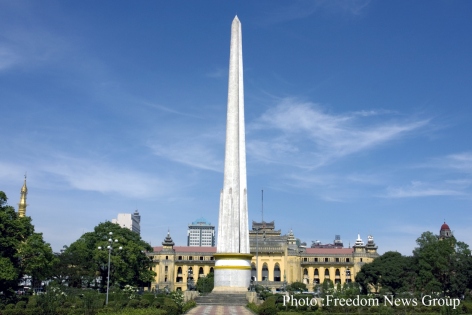 ၆၃ ႏွစ္ျပည့္ ျမန္မာ့ လြတ္လပ္ေရး ေန ့အခါသမယ တြင္ မဟာဗႏၶဳလ ပန္းၿခံတြင္း ရွိ လြတ္လပ္ေရး ေက်ာက္တိုင္ ႏွင့္ ၿမိဳ ့ေတာ္ခန္းမ ကို ေတြ ့ရစဥ္