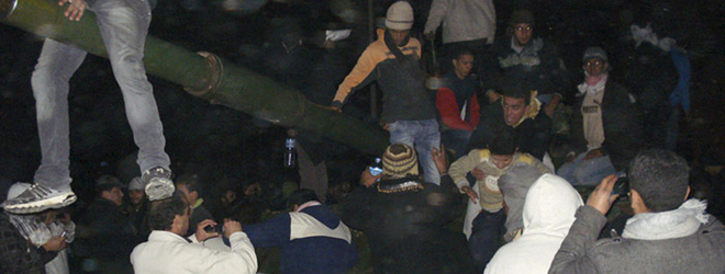 ဆႏၵျပသူမ်ား က ယေန ့ည သန္းေခါင္ယံ တြင္ စစ္စခန္းမ်ား အား အလစ္ အငိုက္ ၀င္ေရာက္ သိမ္း ပိုက္ၿပီး တင့္ကားမ်ား ေပၚတြင္ ေအာင္ပြဲ ခံေနစဥ္ Photo AP 