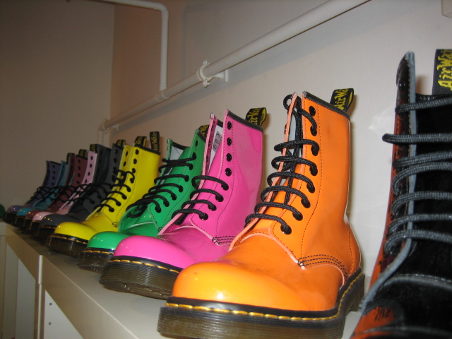 သင့္ခ်စ္ သူေကာင္မေလး က အရပ္ရွည္တယ္ စကတ္တိုတိုေလးေတြ ၀တ္တယ္ ဆိုရင္ အခုေခာတ္စား ေနတဲ့ ေဒါက္တာ မာတင္ ဖိနပ္တစ္ရံေလာက္ ၀ယ္ေပးလိုက္ 