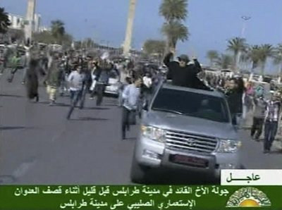 ျမန္မာ စစ္အာဏာရွင္ သန္းေရႊက ကဒါဖီကဲ့ သို ့ျပည္သူမ်ား ႏွင့္ မထိေတြ ့ရဲပါ (AP Photo / Libyan TV) TV OUT LIBYA OUT