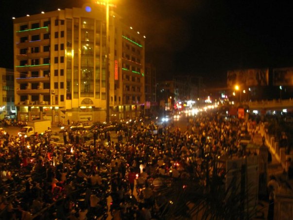 ယေန ့ ည မႏၱေလး ၿမိဳ ့ မီးရရွိ ေရး ဆႏၵျပ မႈ တြင္ ၿမိဳ ့ခံ မ်ား ပိုမို ပါ၀င္ ပူးေပါင္း Photo : Aung Shin 