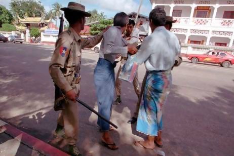 ၁၉၉၆ ခုႏွစ္ က ေဒၚေအာင္ဆန္းစုၾကည္ ေနအိမ္ လံုၿခံဳေရး အတြက္ တာ၀န္ယူေပးထား သည့္ လူငယ္ မ်ား ကို ရဲ တပ္ ဖြဲ ့ က ဖမ္းဆီး စဥ္ 