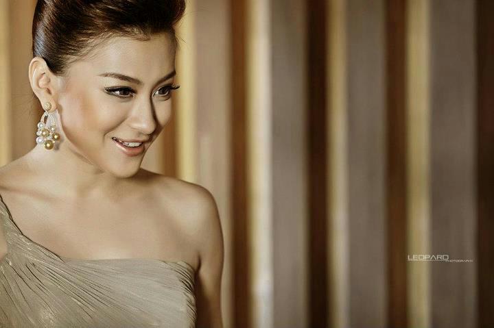 ျပကၡဒိန္ ႏွင့္ ပိုစတာ စတား ၀တ္မႈန္ေရႊရည္