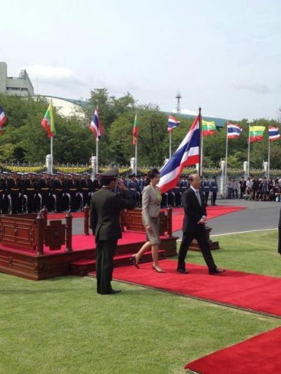 ဦးသိန္းစိန္ နဲ ့ ထိုင္း၀န္ႀကီးခ်ဳပ္ ယင္လပ္ ဂုဏ္ျပဳ တပ္ ဖြဲ ့ ၏ အေလး ျပဳ ျခင္း ကို ခံယူစဥ္ Photo : Yingluck Facebook