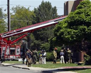 ေအာ္ရိုရာ ပါရီလမ္း ရွိ ေသနတ္သမား ၏ အိမ္ကို ၀င္ေရာက္ ရွာေဖြစဥ္ 