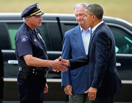 ေအာ္ရိုရာ ၿမိဳ ့ က ရဲမႈး ဒန္ အုတ္(စ) ကို ေတြ ့ ဆံု ေနတဲ့ သမၼတ အိုဘားမား (Photo by Chip Somodevilla/Getty Images)