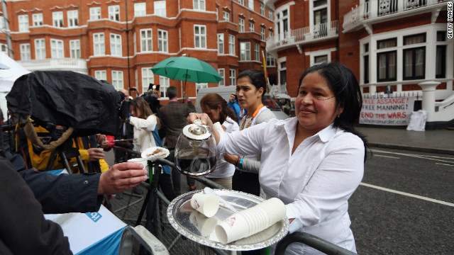 သံရံုးေရွ ့တြင္ အသင့္ ေစာင့္ ဆိုင္း ေနသည့္ သတင္း ေထာက္မ်ား ကို သံရံုးမွ တာ၀န္ ရွိ သူ တစ္ဦး က ေကာ္ဖီ တိုက္ ေနစဥ္ 