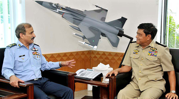 အိႏိၵယ ေရတပ္ ဦးစီးခ်ဳပ္  ႏွင့္ ေဆြးေႏြးေနသည့္ ဗိုလ္ခ်ဳပ္ႀကီး ဥာဏ္ထြန္း 