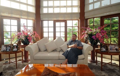 Myint and Sons Associated ပိုင္ရွင္ မိုက္ကယ္ မိုးျမင့္ အား ၎ ၏ ရန္ကုန္ ၿမိဳ ့ ေနအိမ္ တြင္ ေတြ ့ရစဥ္ 