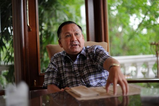 AFP သတင္းဌာန ႏွင့္ ေတြ ့ဆံု ေနသည့္ မိုက္ ကယ္ မိုးျမင့္ 