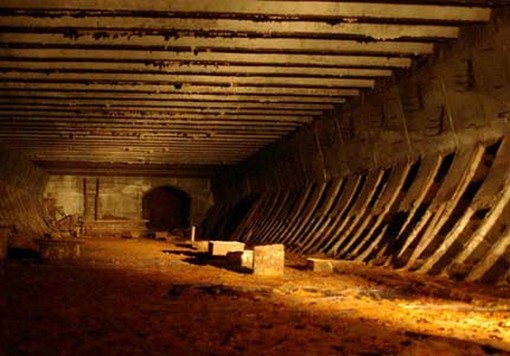 ကေလးမ်ား အား ဖမ္းဆီးထား သည့္ ေျမတိုက္ခန္း 