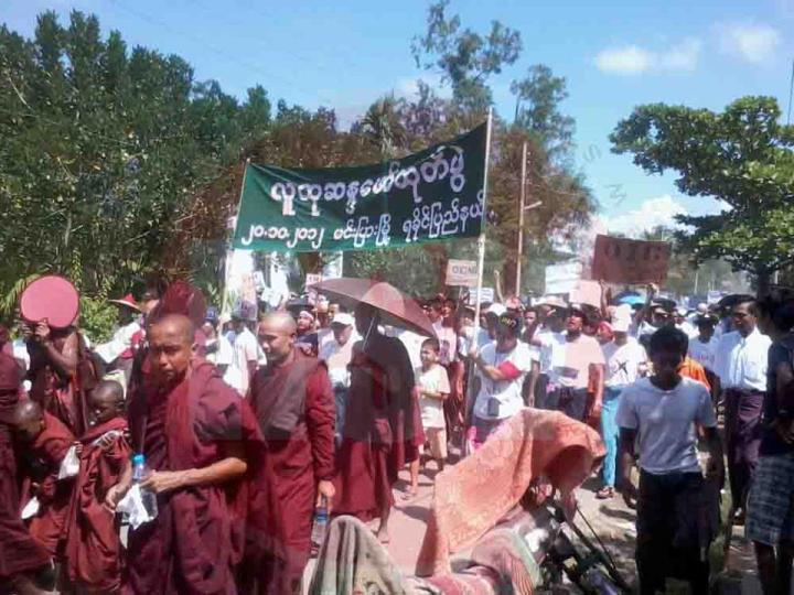 ေအာက္တိုဘာလ ၂၀ ရက္ေန ့က OIC ရံုး လက္သင့္ မခံ ေရး  မင္းျပား ၿမိဳ ့ တြင္  ဆႏၵျပ ေနစဥ္ 