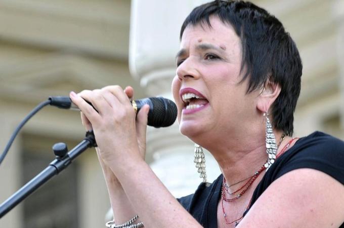 အမ်ိဳးသမီး မ်ား အၾကမ္းဖက္မႈ ဆန္ ့က်င္ ေရး အတြက္ ေဆာ္ၾသလႈံေဆာ္သူ Evan Ensler 