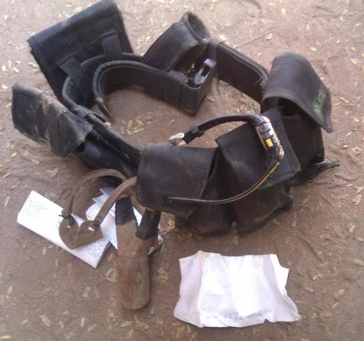 ရဲတပ္ဖြဲ ့ ၀င္တစ္ဦး က က်ဥ္ကပ္ ႏွင့္ ခါးပတ္ အိတ္ ကို ခၽြတ္ရိုက္ၿပီး ေနာက္ က်က်န္ ခဲ့စဥ္ 