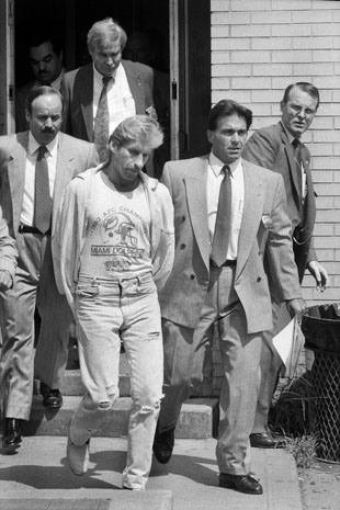 ၁၉၉၀ ေဖာေဖာ္၀ါရီ လက ေဒဗစ္ ရန္တာ ကို ဖမ္းဆီး ေခၚ ေဆာင္ သြား ခ်ိန္ ဥ္ 