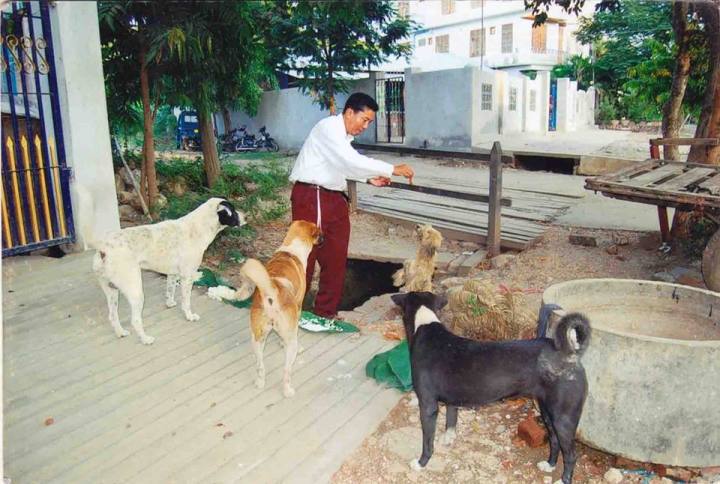 မံုရြာ ၿမိဳ ့ မွ လမ္းေဘး ေခြး မ်ား ကို အစာ ေကြ်းသူ ဂ်ပန္စကားေျပာသင္တန္းေက်ာင္းက ဆရာဦးခင္ေမာင္ဆန္း ဓာတ္ပံု - ေက်ာ္ေဇလတ္ 