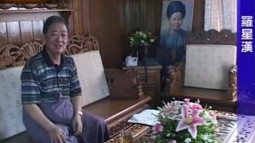 ရန္ကုန္ ၿမိဳ ့ ေန အိမ္ တြင္ ေတြ ့ရသည့္ ေလာ္စစ္ဟန္ ( ခ်ိတ္ ဆြဲထားသည့္ ဓာတ္ ပံု မွာ သူ၏ မိခင္ ပံု ျဖစ္သည္။