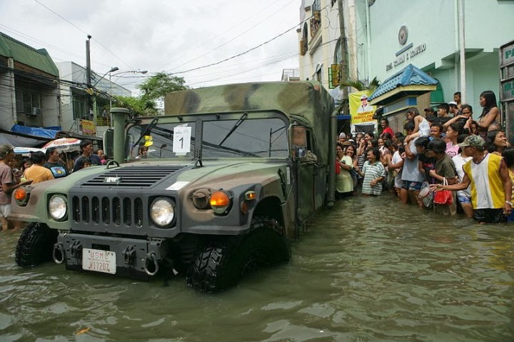 800px-US_Navy_091004-M-9443M-148_Filipino_citizens_stand_in_line_for_family_food_packs_donated_by_local_businesses_and_private_organizations