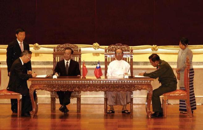 ဇြန္လ ၃၀ ရက္ ၂၀၁၀ ခုႏွစ္ တြင္ တရုတ္ ၀န္ႀကီးခ်ဳပ္ ၀မ္က်ားေပါင္ ျမန္မာ ႏိုင္ငံ လာေရာက္ စဥ္ ျမစ္ဆံုေရအားလွ်ပ္ စစ္ ၊ လက္ပံတန္းေတာင္  ေၾကးနီမိုင္း ႏွင့္ ရခိုင္ ေဒသမွ သဘာ၀ ဓာတ္ေငြ ့မ်ား စီမံကိန္း ရင္းႏွီးျမဳပ္ ႏွံ မႈ အတြက္ ၀န္ႀကီးခ်ဳပ္ ဗိုလ္ခ်ဳပ္ႀကီး သိန္းစိန္ မွ လက္မွတ္ ထိုးေနစဥ္  (Xinhua/Yao Dawei)