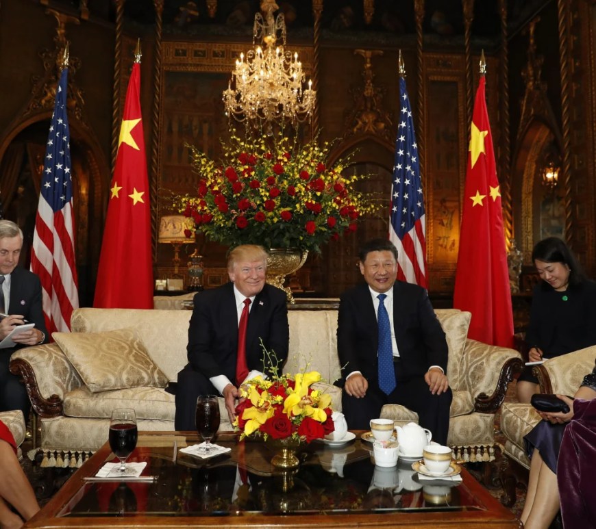 ဓာတ်ပုံ မှာ ၂၀၁၇ ခုနှစ် ဧပြီလ ၆ ရက်နေ့ တွင် တရုတ် သမ္မတ ရှီကျင့်ဖျင် အမေရိကန် နိုင်ငံ သို့ လာရောက် လည်ပတ်စဥ် သမ္မတ ထရမ့် က သူ၏ ဖလော်ရီဒါ ပြည်နယ်၊ Palm Beach မြို့ ရှိ မာ အာလာဂို စံအိမ် တွင် လက်ခံ တွေ ့ ဆုံစဥ် AP Photo- Alex Brandon